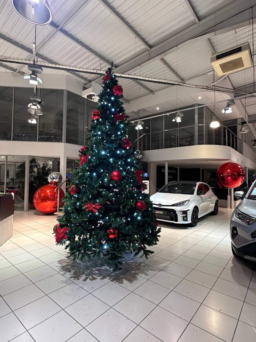 Grande boule de Noël rouge installée dans une concession