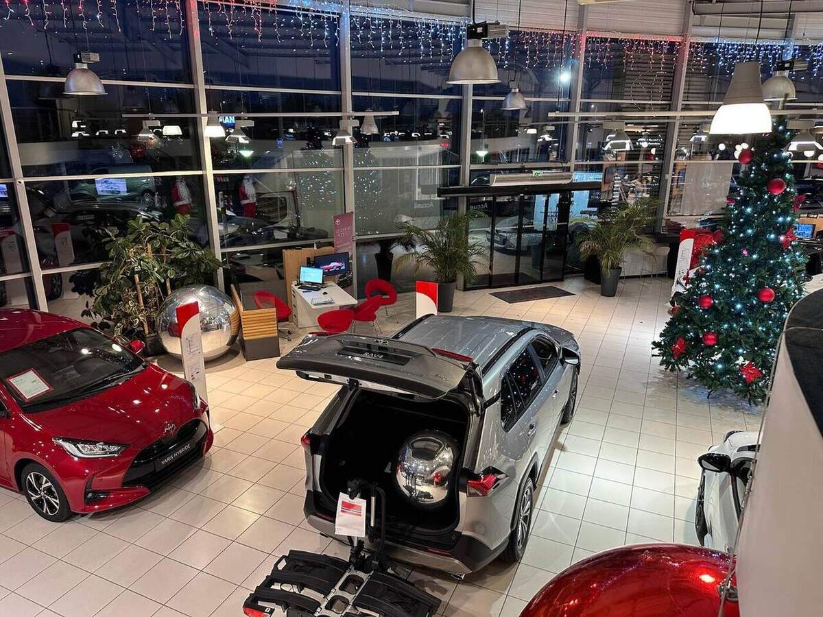 Boules de Noël rouges installées dans une concession automobile