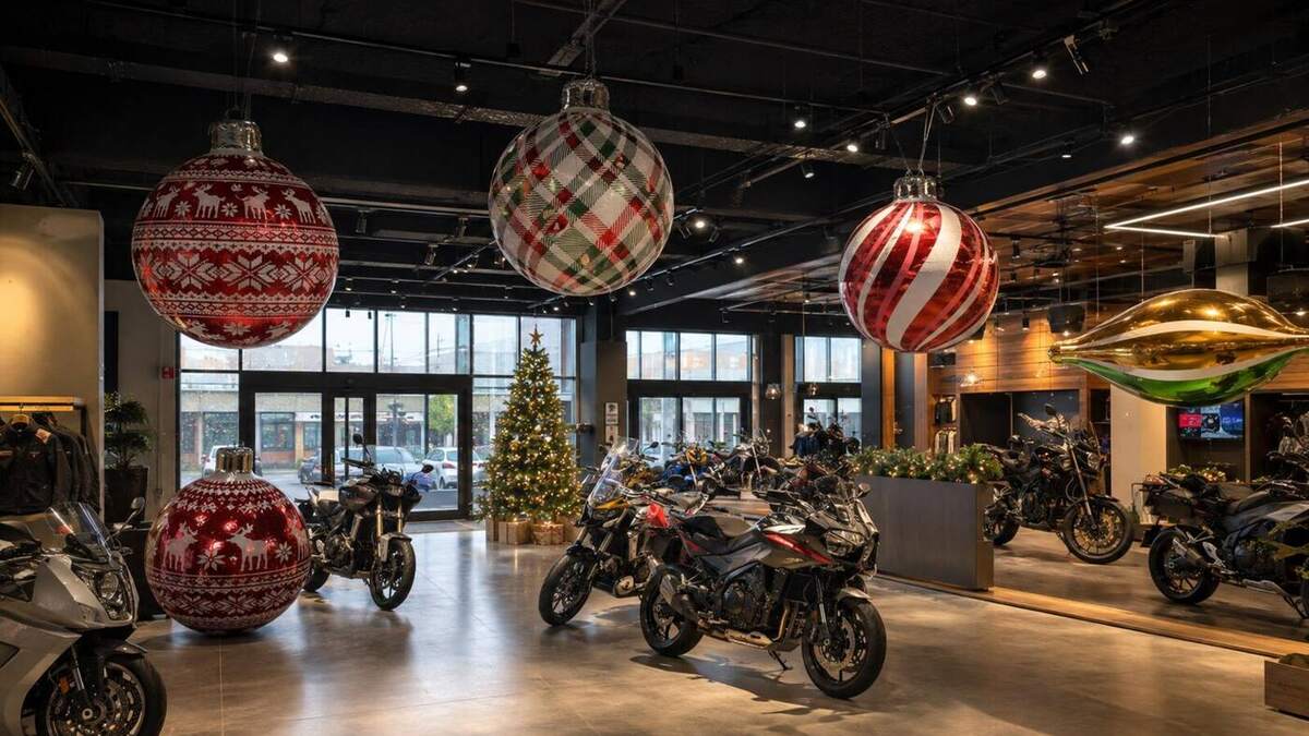 Boules de Noël rouges et imprimées dans une concession moto