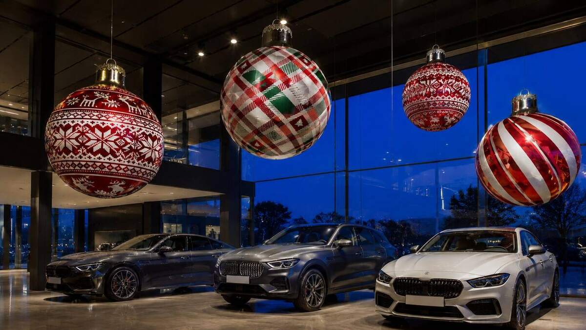 Boules de Noël rouges dans une concession automobile