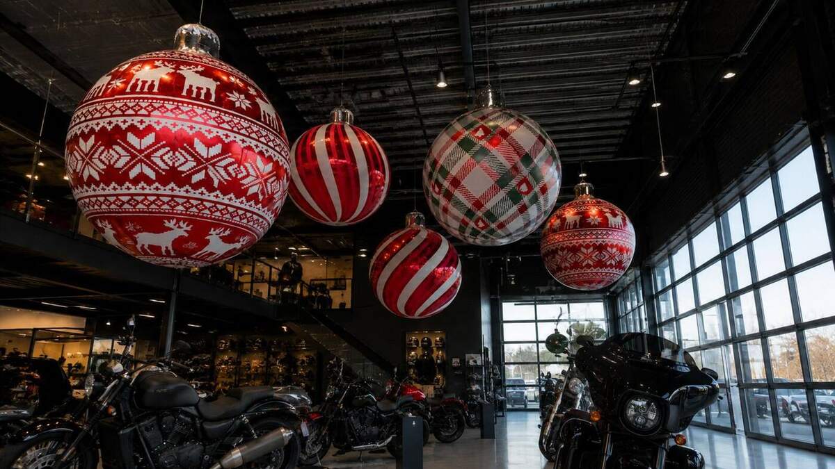 Boules de Noël rouges suspendues au-dessus de motos