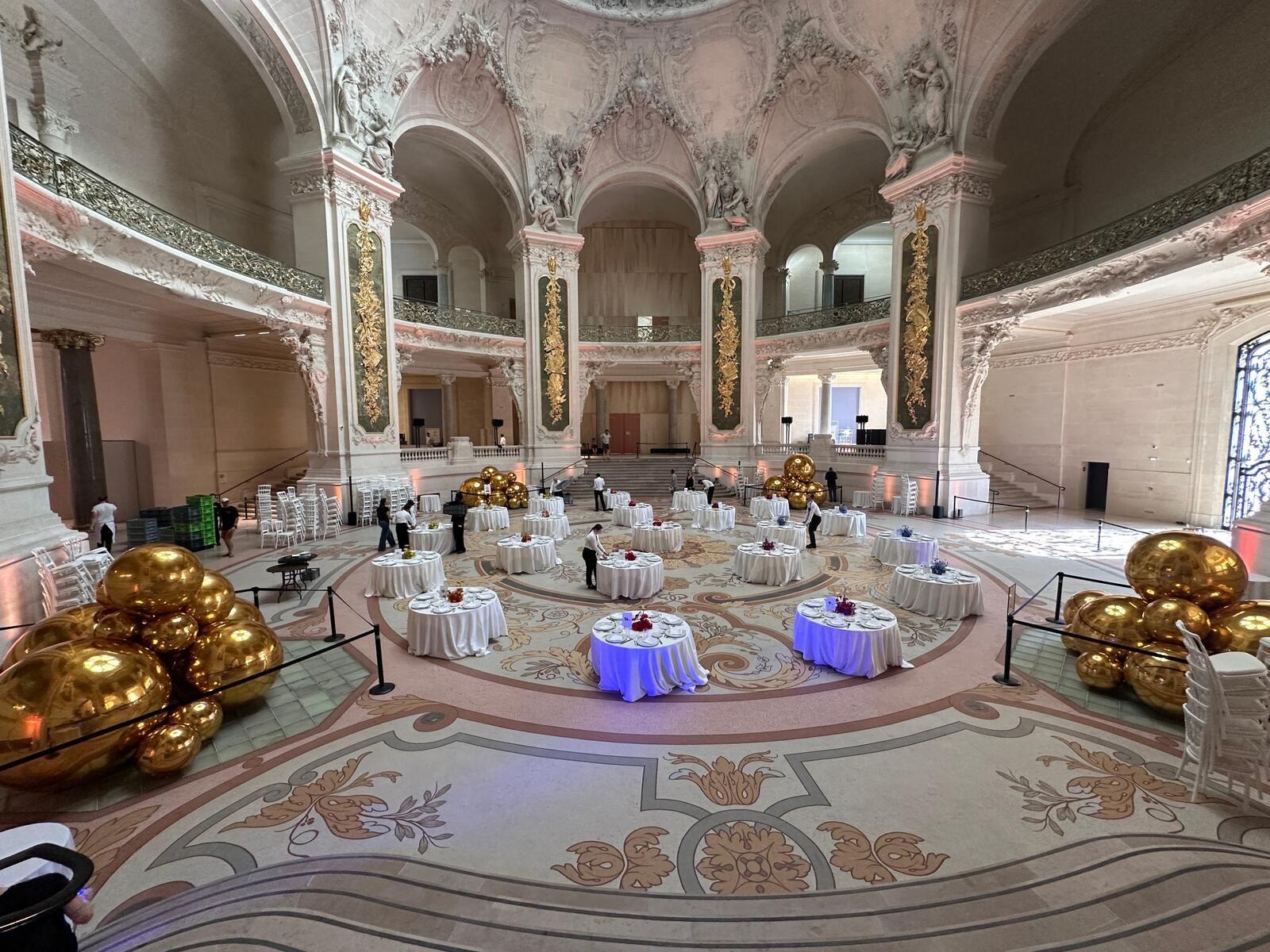 Ballons miroirs dorés installés dans une salle de réception