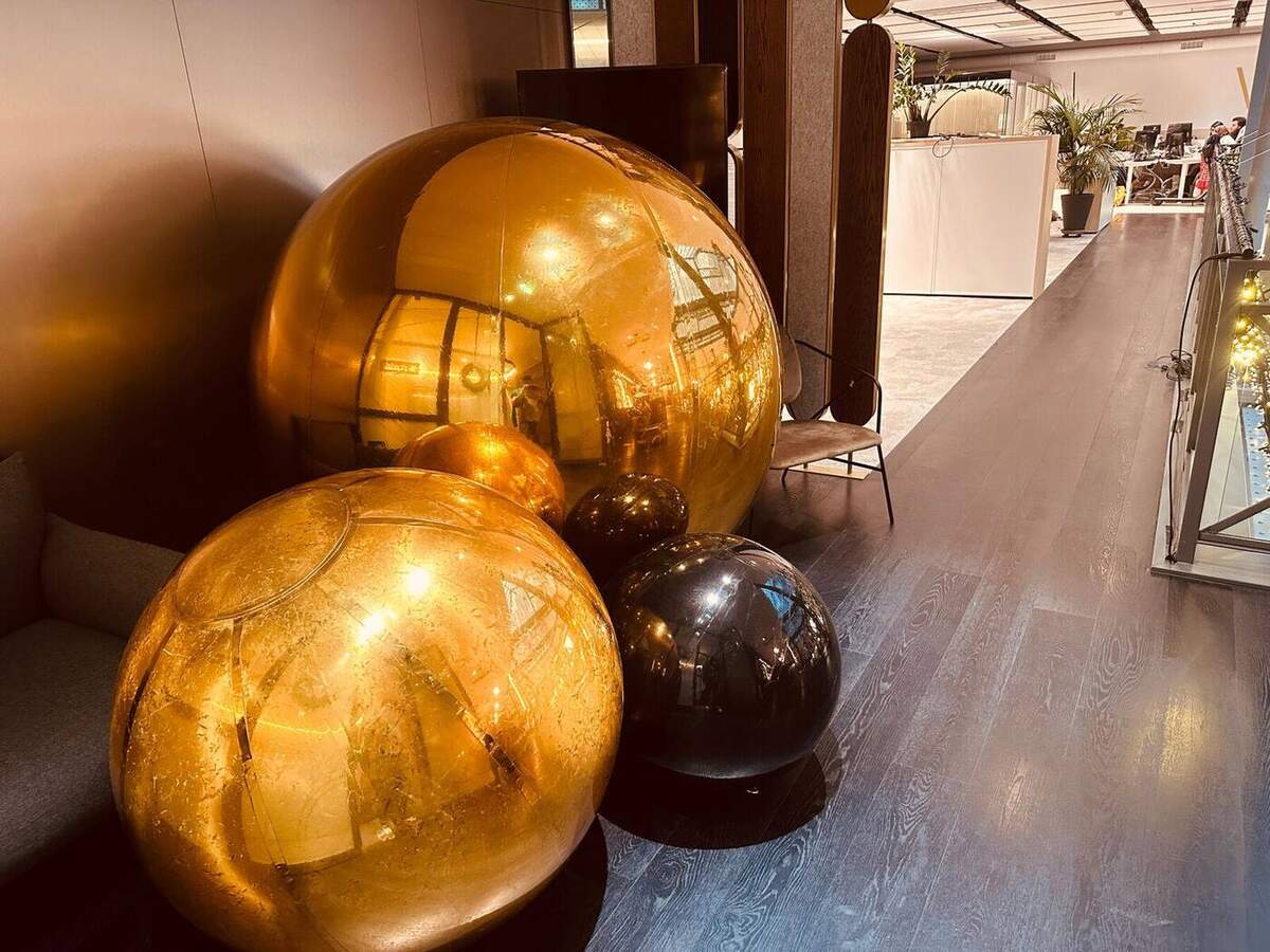 Ballons miroirs dorés et noirs de différents diamètres