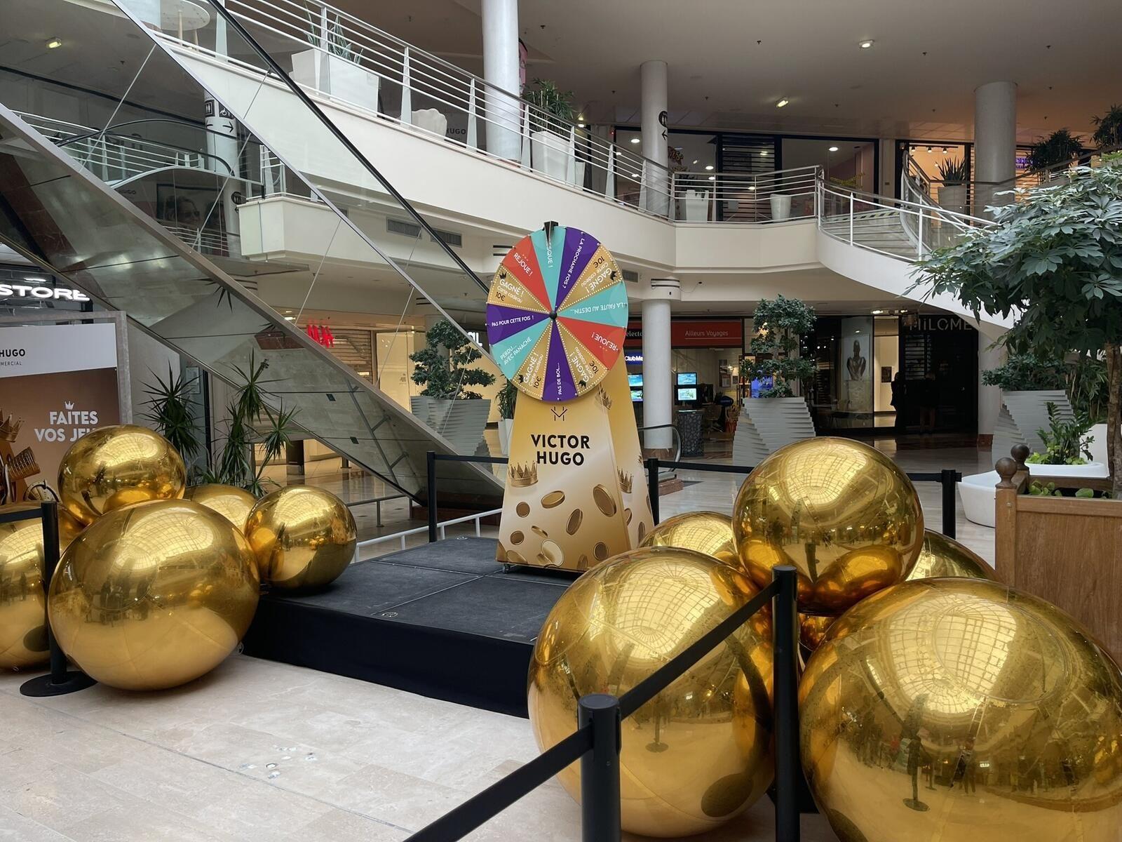Ballons miroirs dorés dans un centre commercial