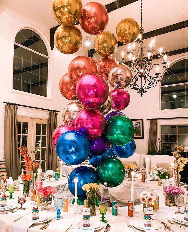 Ballons miroirs multicolores composés en bouquet