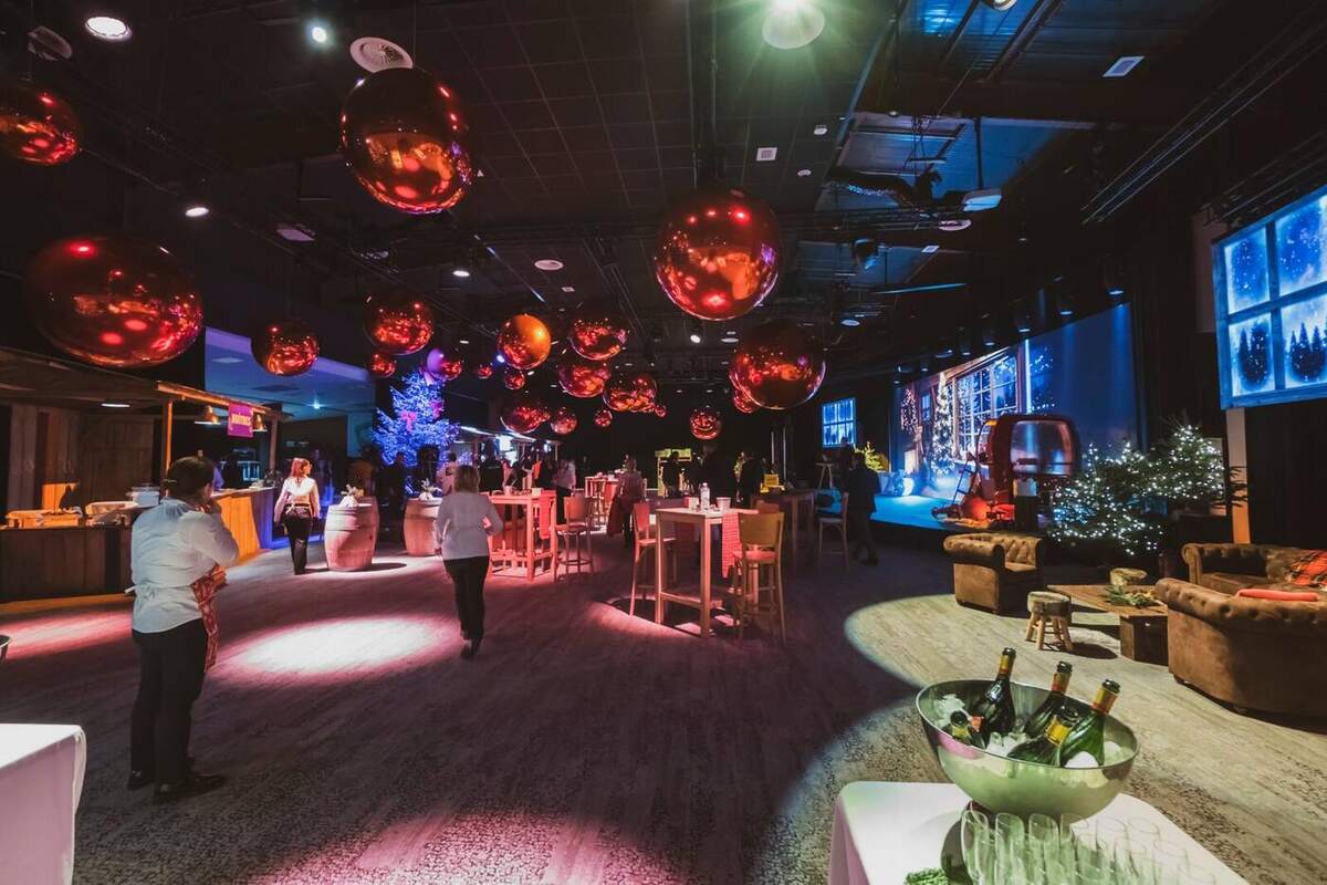 Ballons miroirs rouges suspendus dans un espace de réception