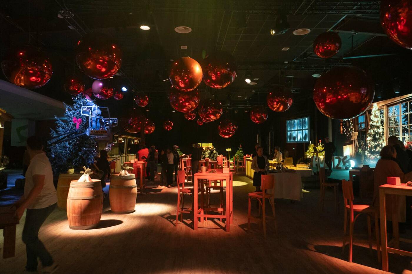 Ballons miroirs rouges suspendus lors d’une réception