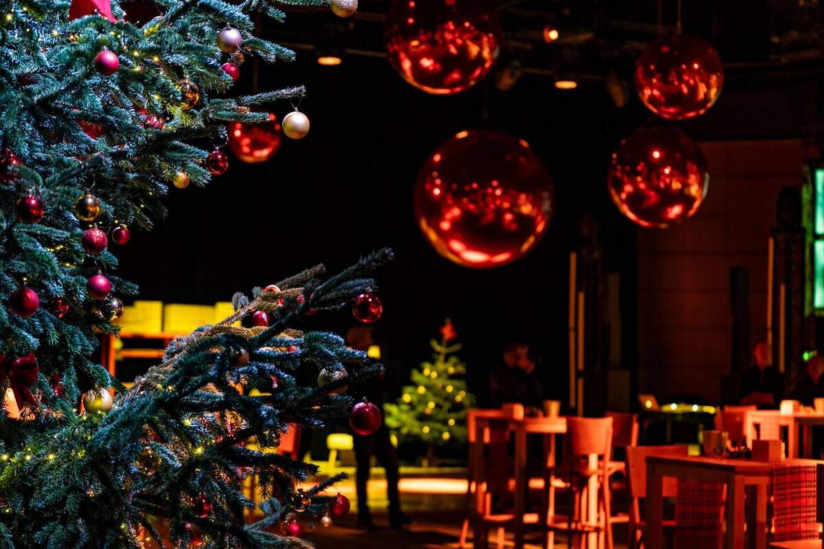 Ballons miroirs rouges près d’un sapin de Noël
