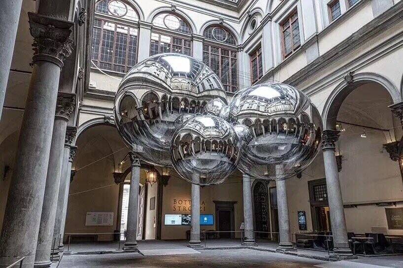 Bouquet de ballons miroirs argentés dans un patio