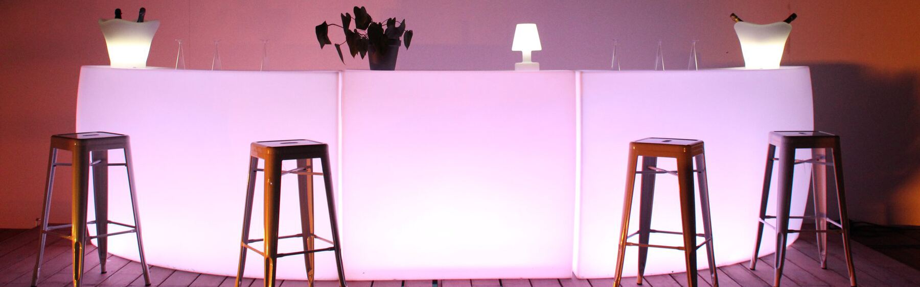 Bar lumineux arrondi blanc intégré à une grande composition