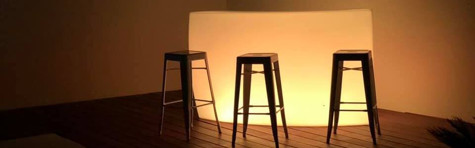 Bar lumineux droit de couleur ambre avec tabourets