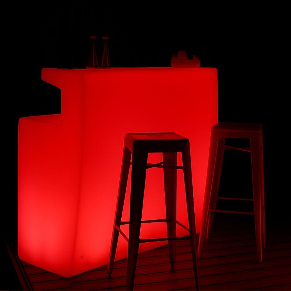 Bar lumineux droit rouge avec tabourets hauts