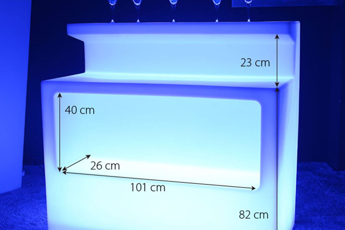 Vue arrière du bar lumineux droit et de sa niche de rangement