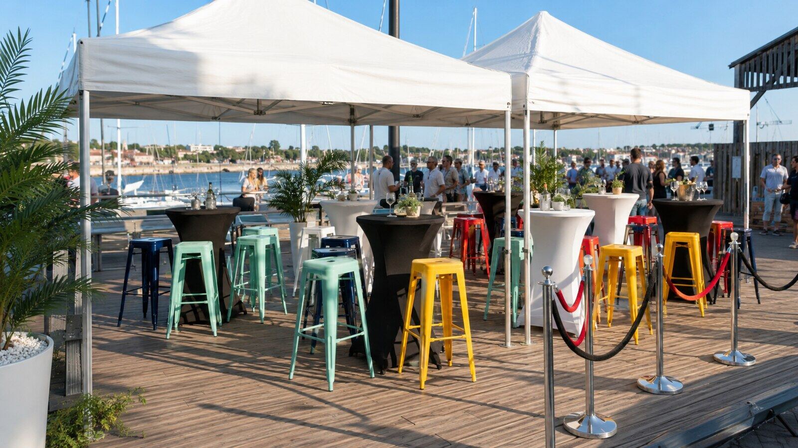 Barnums blancs et mobilier cocktail installés sur un port