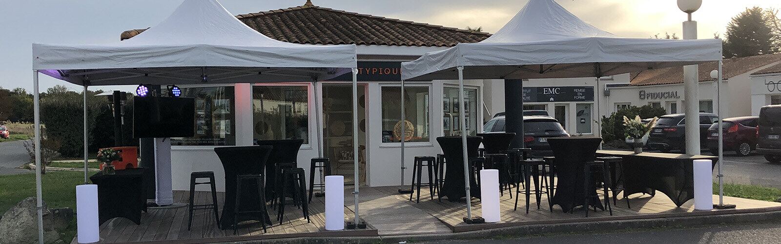 Deux barnums blancs aménagés pour une soirée à Oléron