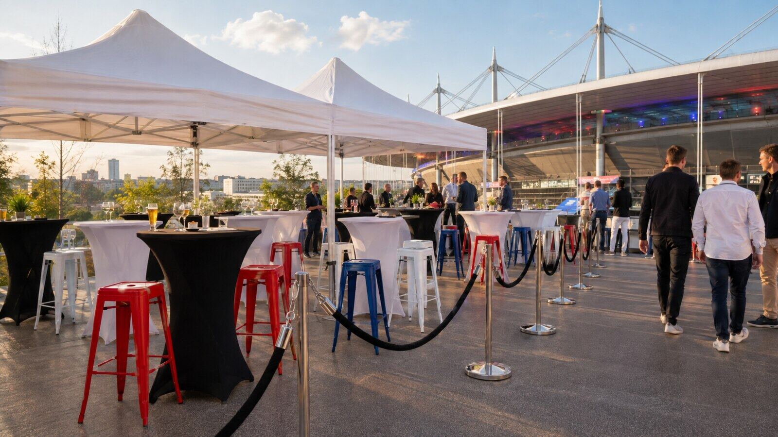 Barnums et mobilier cocktail installés près d’un stade