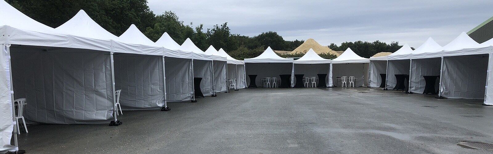 Grande installation de barnums blancs pour un événement