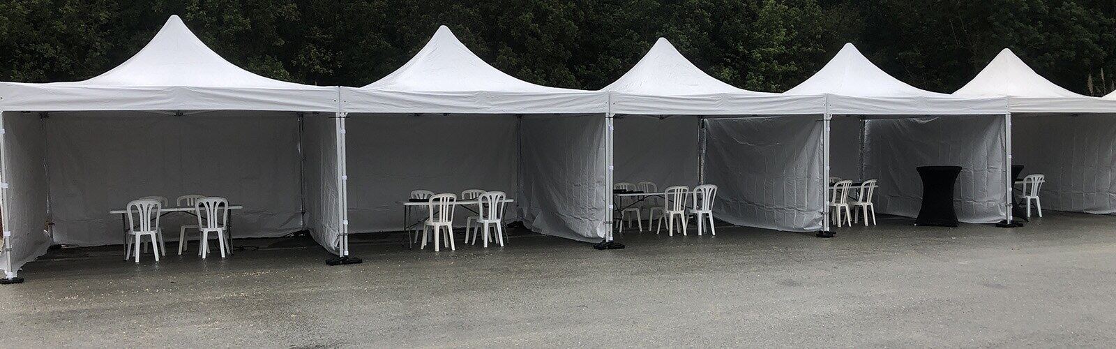 Suite de barnums 4 × 4 m installés en modules