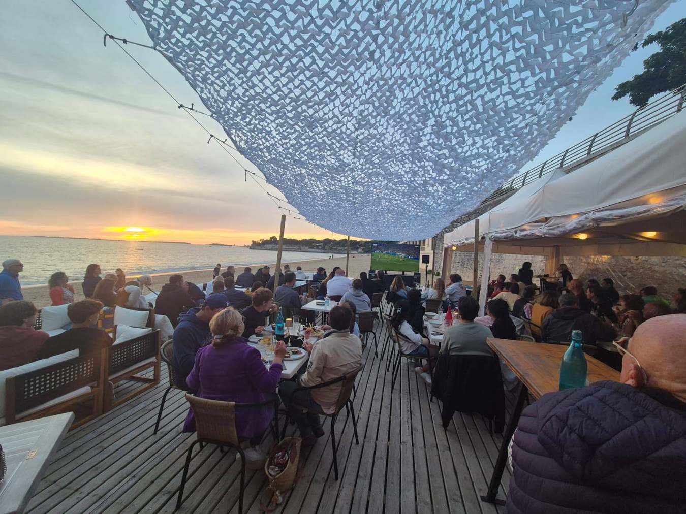 Réception avec diffusion sportive en bord de mer