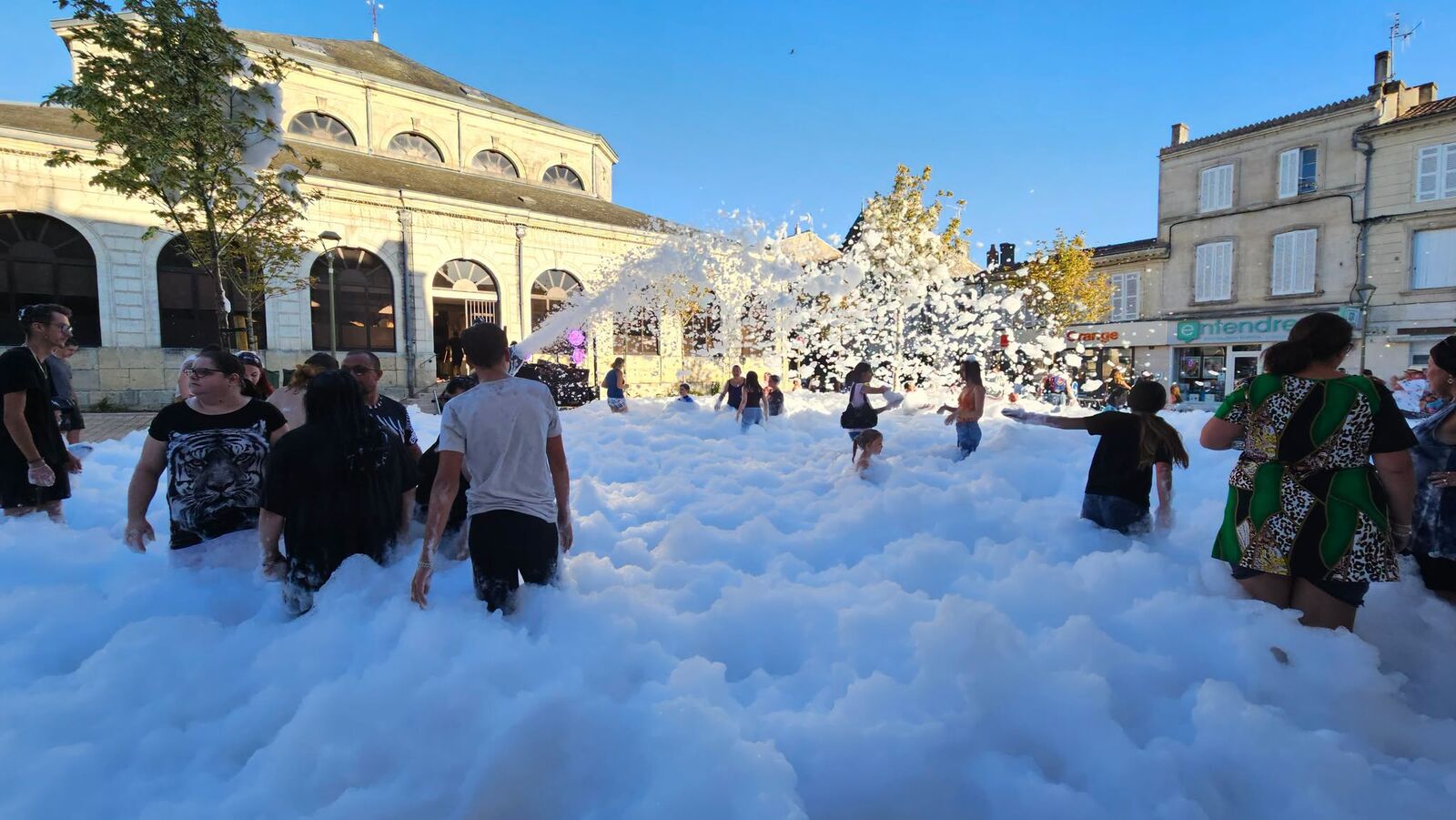 Foam Party réellement réalisée par SR Événements en centre-ville pendant la journée