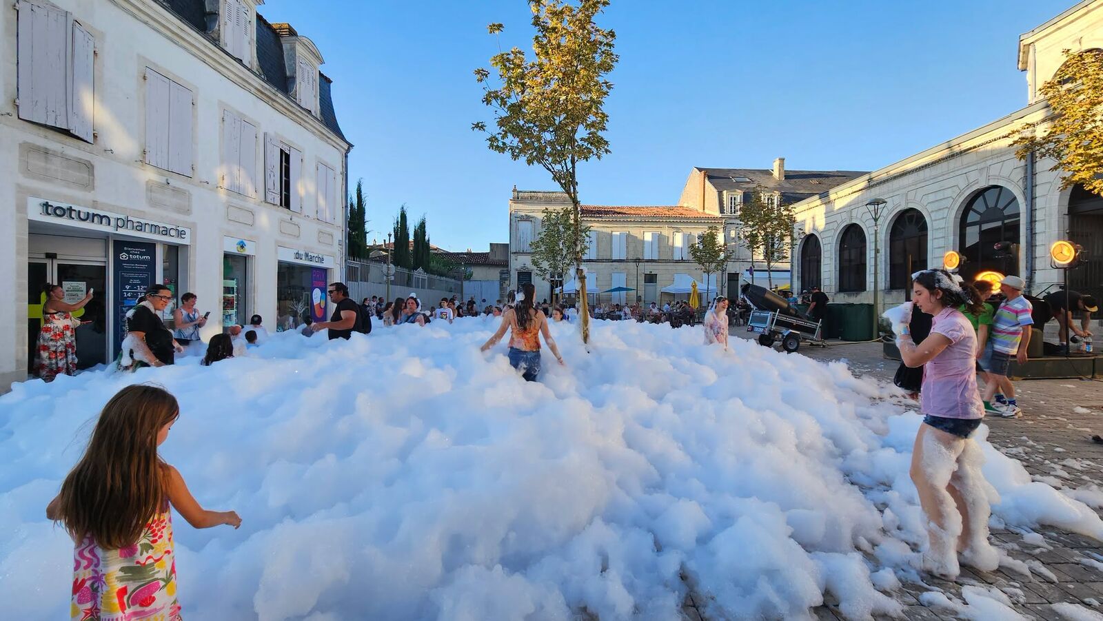 Canon à mousse puissant installé par SR Événements sur une place en centre-ville