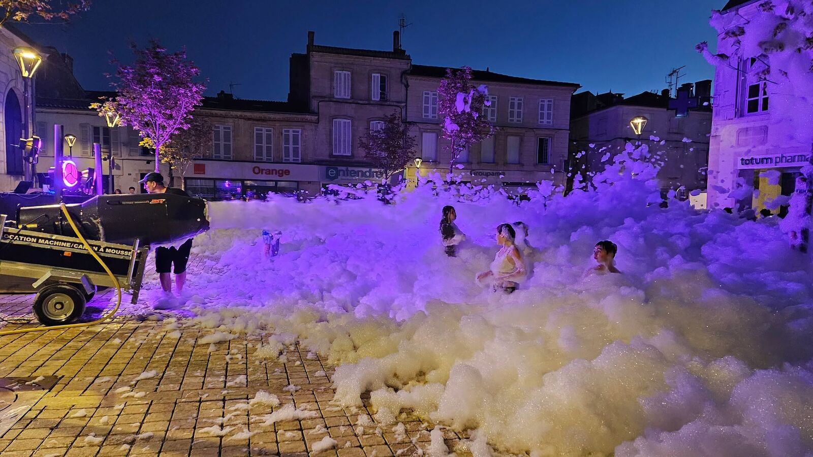 Foam Party de nuit réellement réalisée par SR Événements avec éclairage violet
