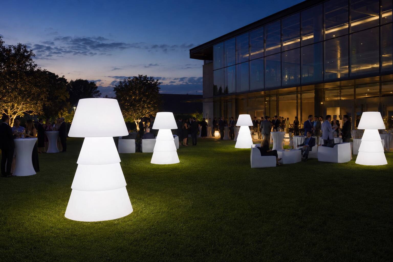 Lampadaires LED XL dans un jardin d’entreprise lors d’un cocktail