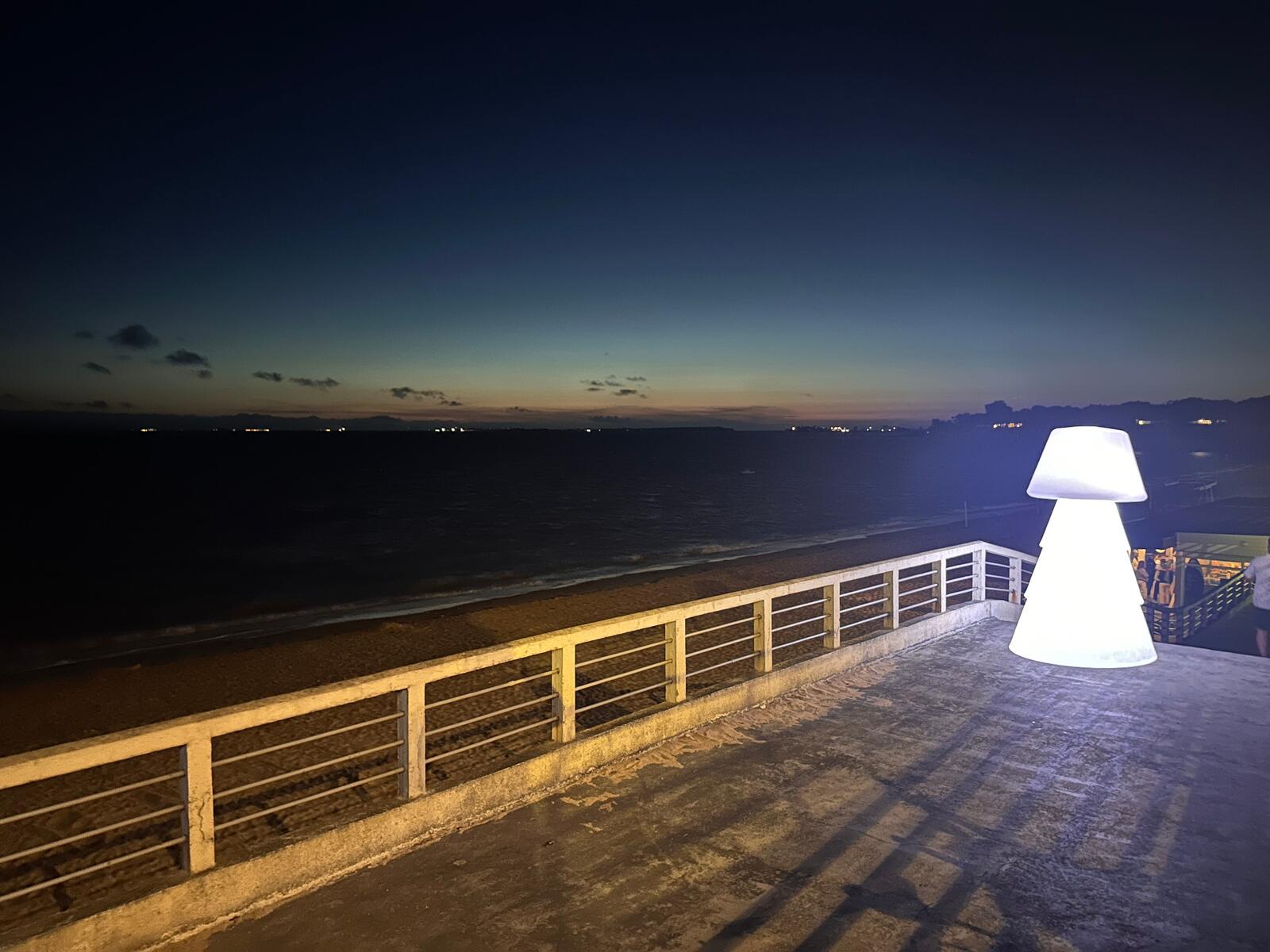 Lampadaire LED XL autonome installé sur une terrasse face à la mer