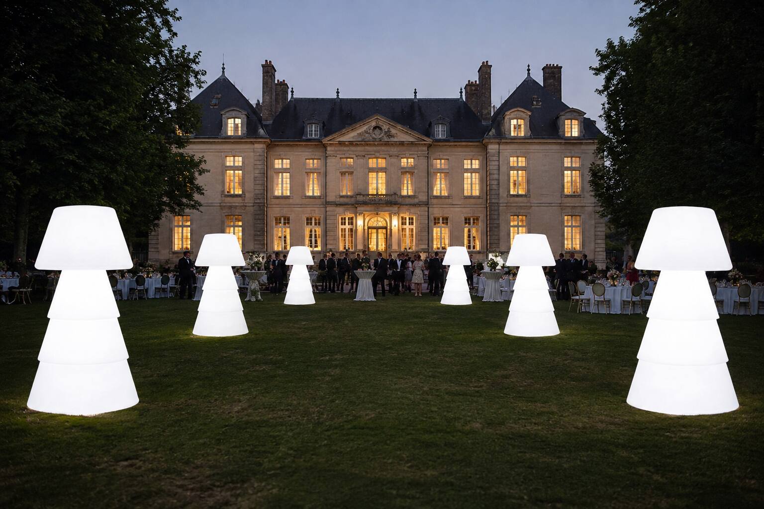 Lampadaires LED blancs dans le parc d’un château pour une réception