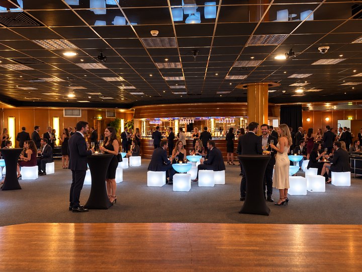Réception cocktail avec tables Lounge bleu glacier, cubes nacrés et invités