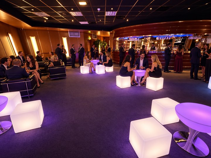 Tables Lounge lavande sur pied en inox et cubes perle pendant un cocktail