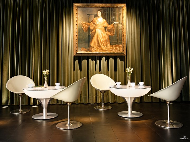 Deux tables basses Lounge blanches dans un espace design