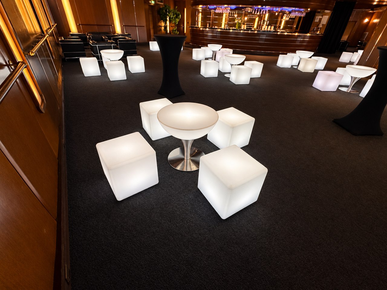 Table basse Lounge blanche sur pied en inox avec quatre cubes lumineux
