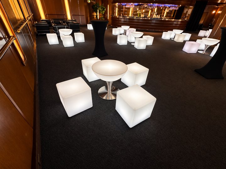 Table basse Lounge blanche sur pied en inox avec quatre cubes lumineux