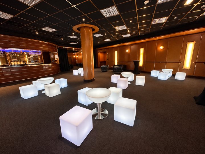 Tables Lounge blanches installées dans un salon de réception boisé