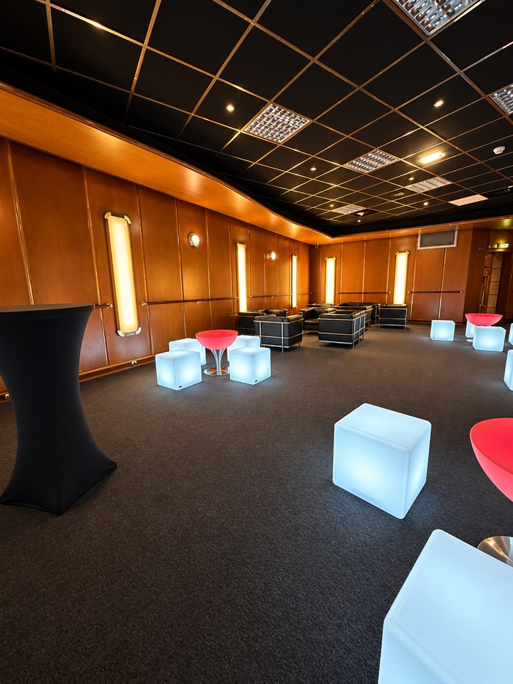 Composition de tables Lounge rouges et cubes blancs en salle