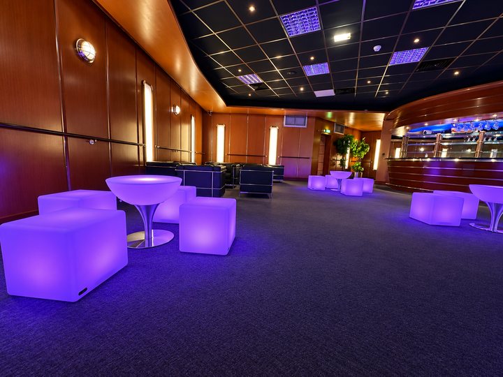 Tables Lounge et cubes lumineux violets dans un salon