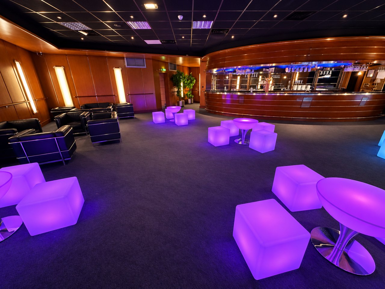 Vue d’ensemble de tables basses Lounge éclairées en violet