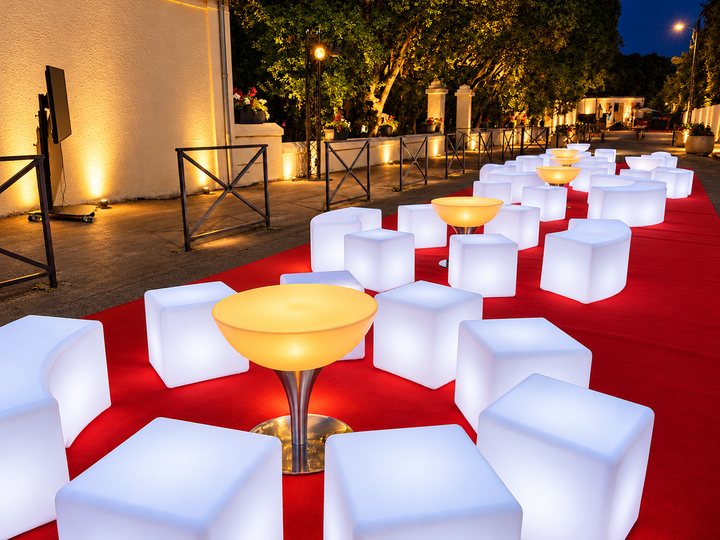 Gros plan sur une table basse Lounge ambrée et son pied métallique
