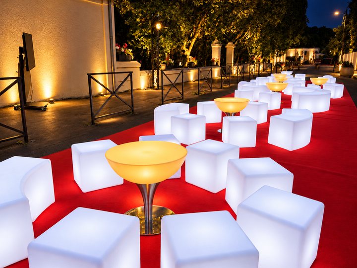 Table Lounge ambrée au premier plan sur une terrasse de nuit