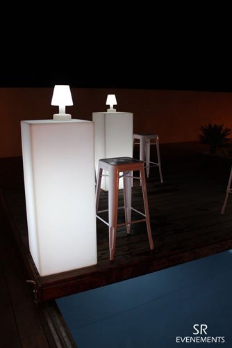 Vue verticale de mange-debout lumineux rectangulaires sur terrasse