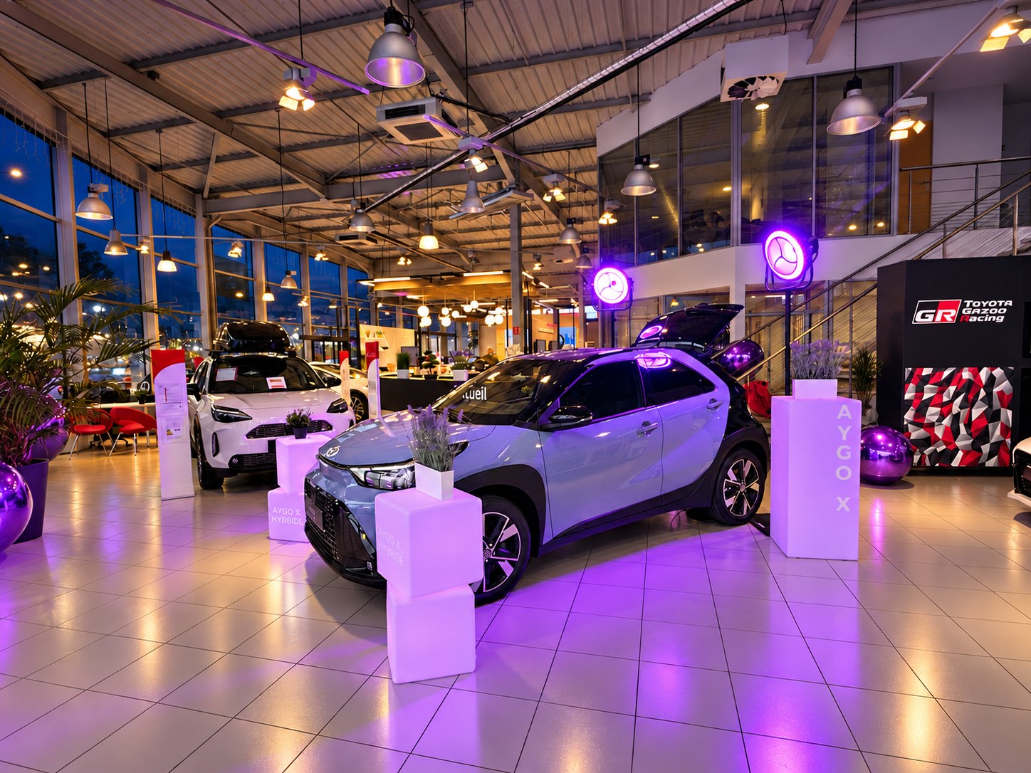Colonnes lumineuses et éclairage violet lors d’un lancement automobile