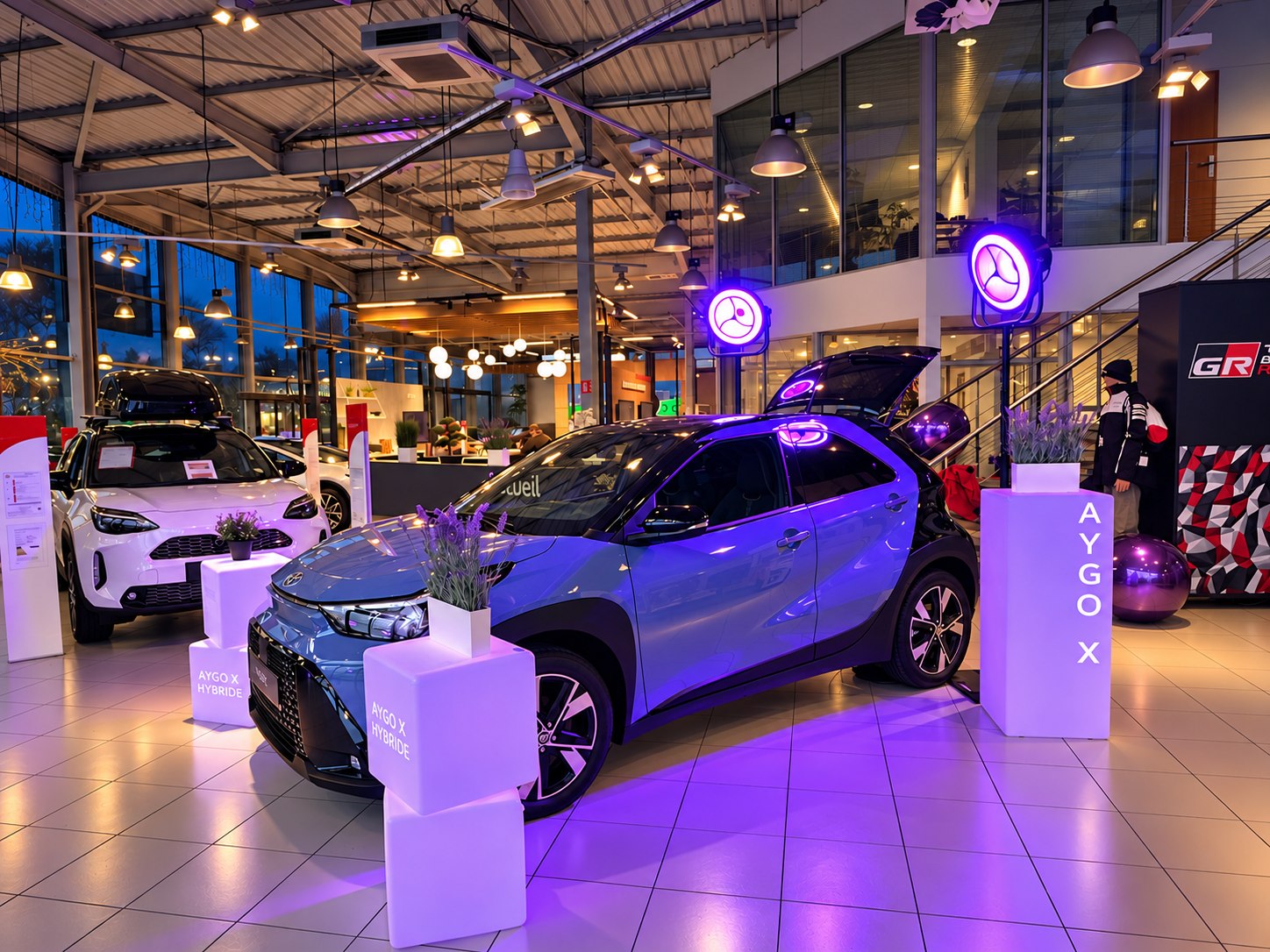 Mange-debout et présentoirs lumineux dans un showroom automobile