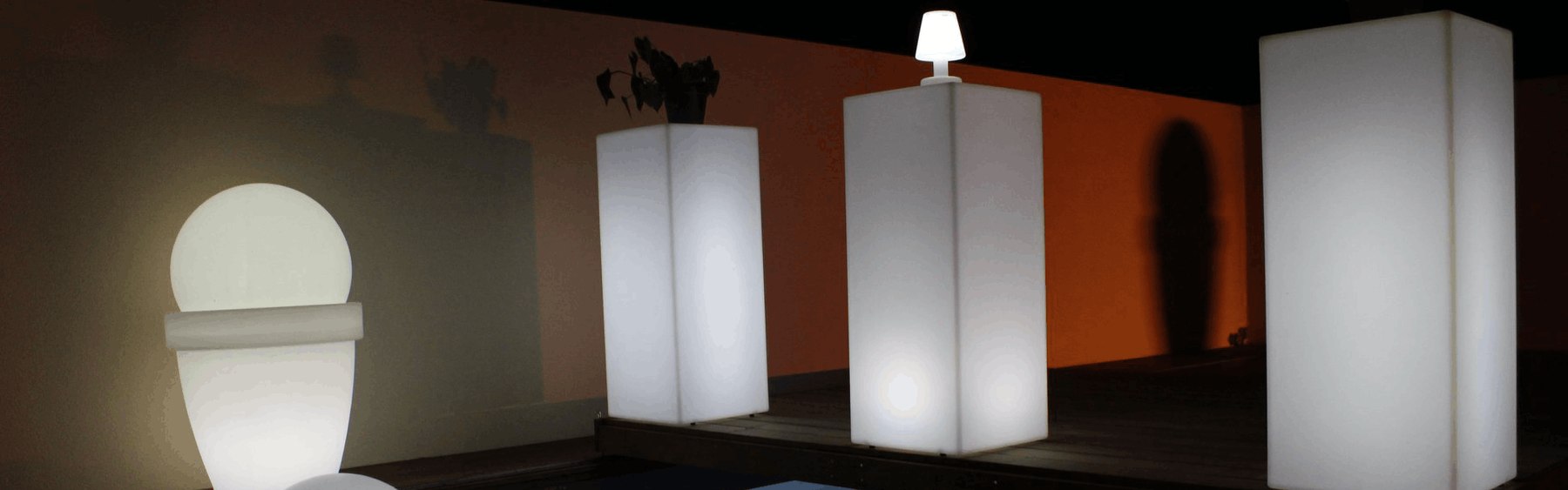 Vue panoramique de mobilier LED blanc sur une terrasse