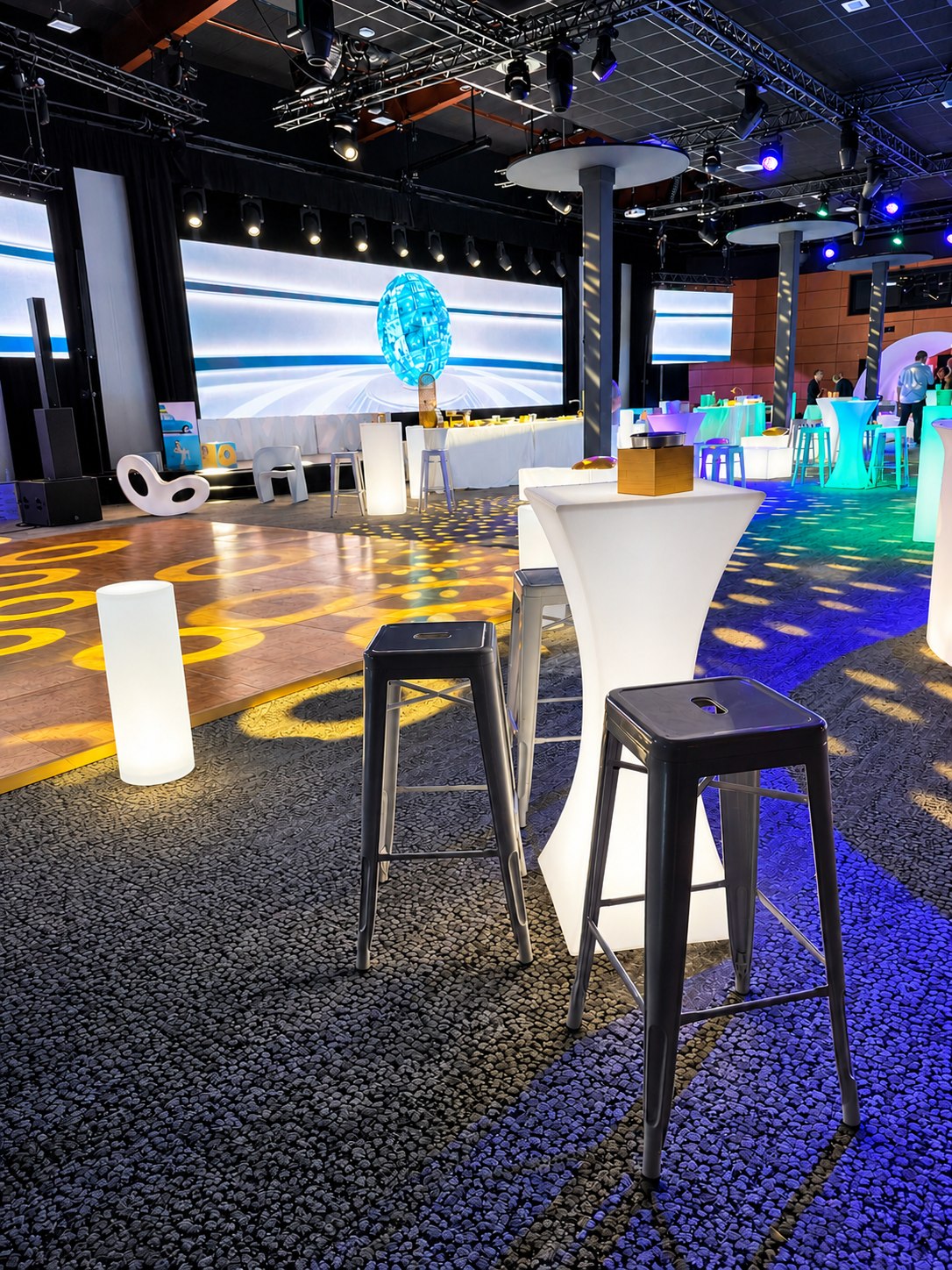 Mange-debout lumineux cintré avec tabourets hauts dans un salon