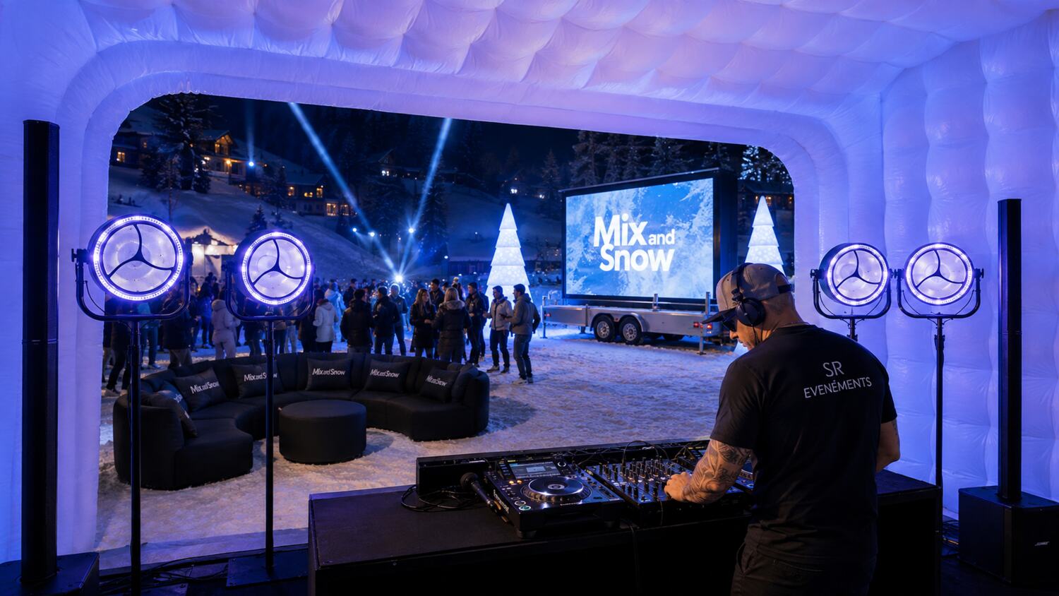 Vue depuis la régie DJ Mix et Snow vers l’écran LED et le public