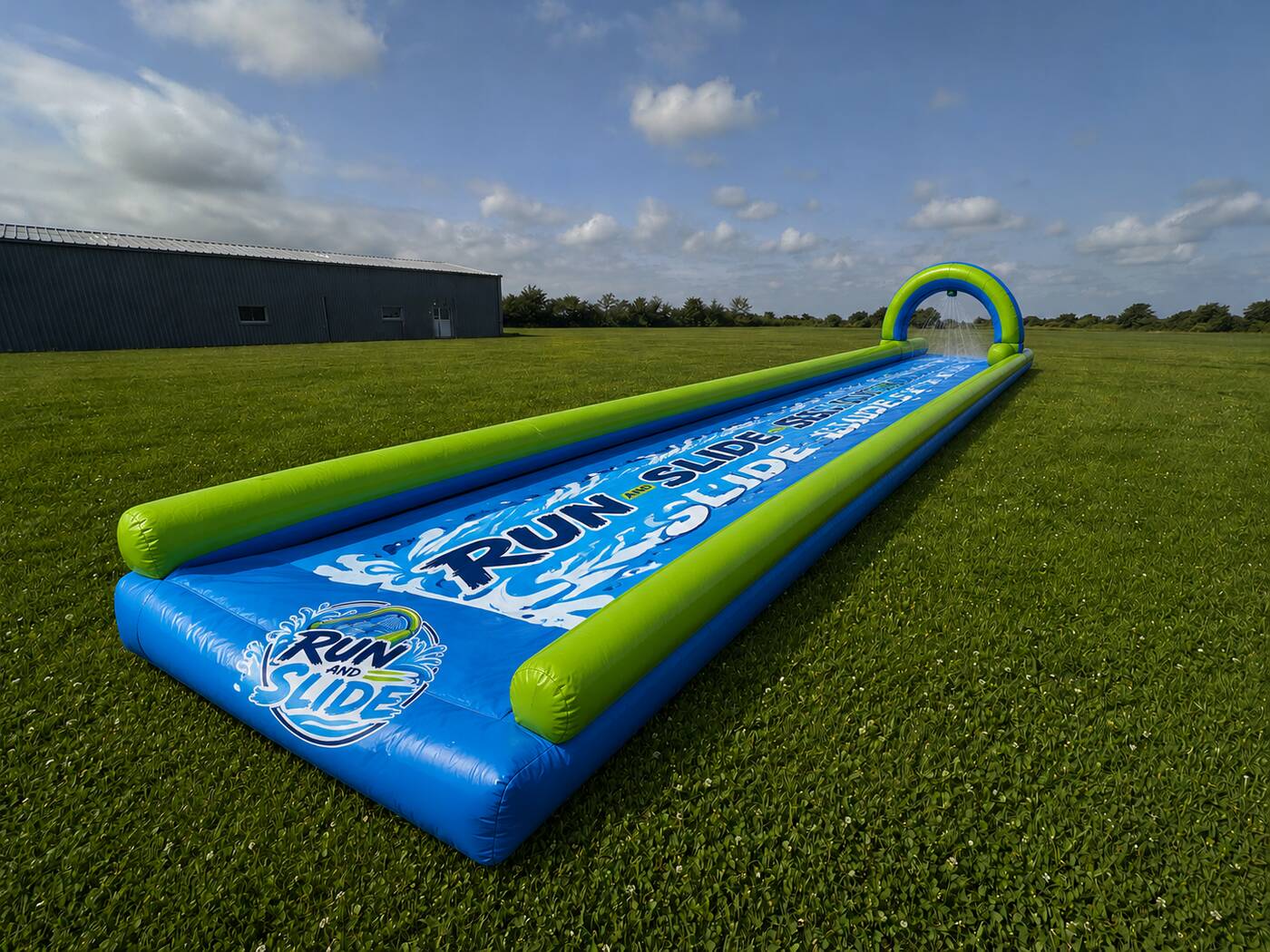 Ventriglisse bleu et vert Run and Slide installé sur une pelouse