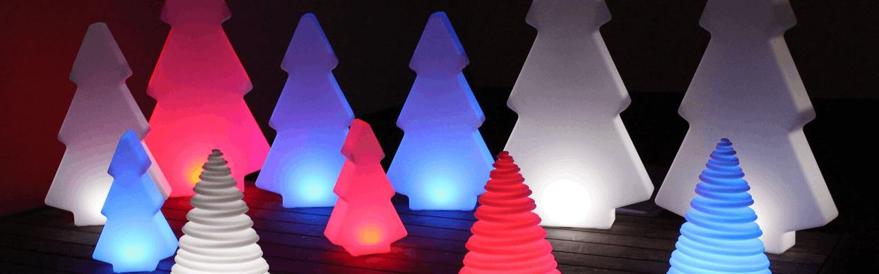 Sapins lumineux rouges, bleus, violets et blancs