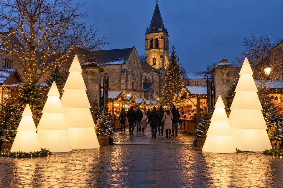 Sapins lumineux Modulo blanc froid installés sur une place de marché de Noël