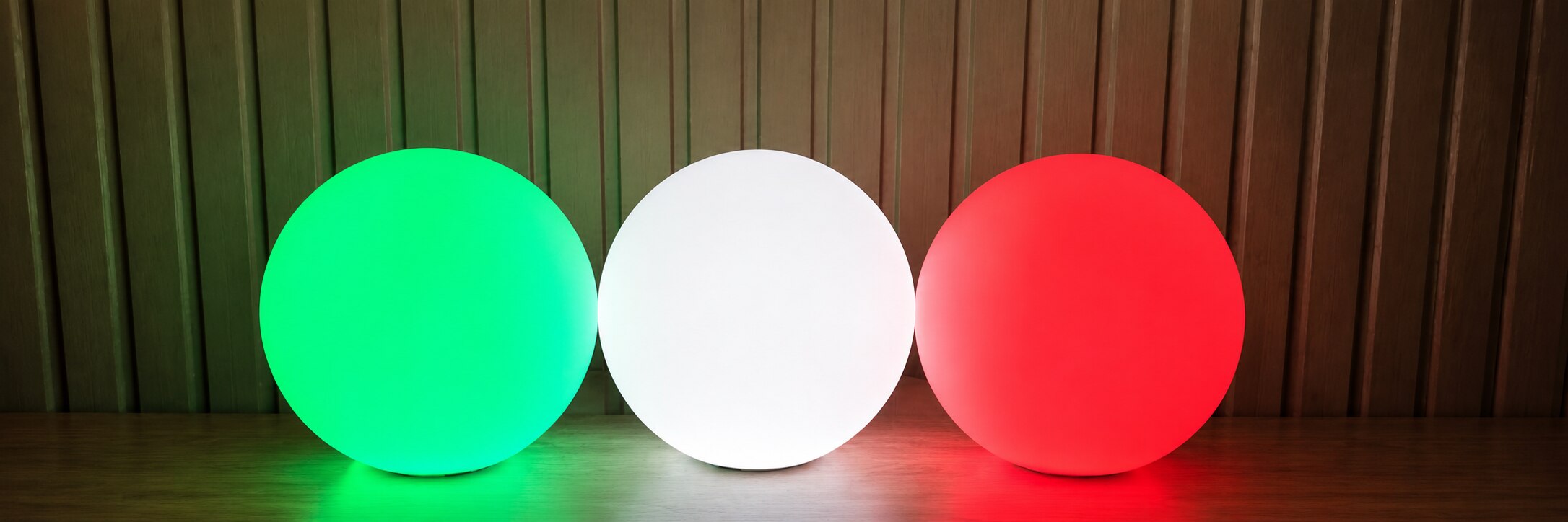 Trois sphères en vert, blanc et rouge — installation SR Événements.
